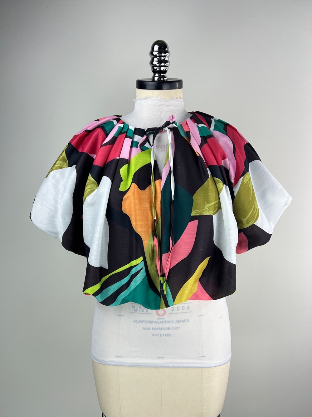 💚 3774. Colorful Abstract Print Tie-Front Blouse